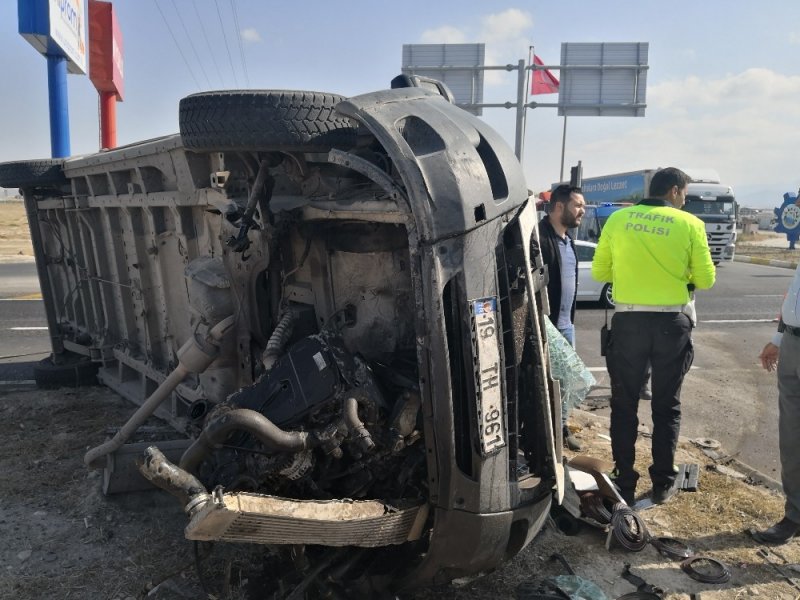 Minibüsle Otomobil Çarpıştı, Yaralılar Refüje Saçıldı: 6 Yaralı