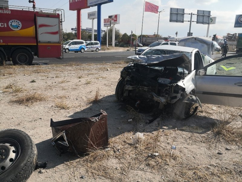 Minibüsle Otomobil Çarpıştı, Yaralılar Refüje Saçıldı: 6 Yaralı