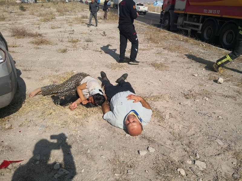 Minibüsle Otomobil Çarpıştı, Yaralılar Refüje Saçıldı: 6 Yaralı