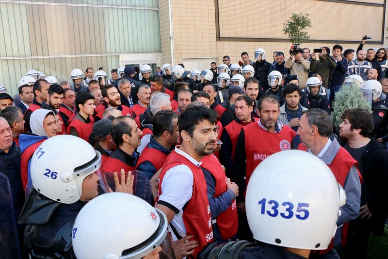 Eskişehir'de İzinsiz Gösteriye Polis Müdahalesi