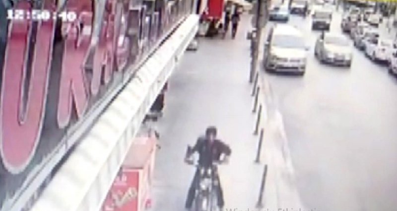 Güpegündüz Elektrikli Motosiklet Hırsızlığı Kamerada