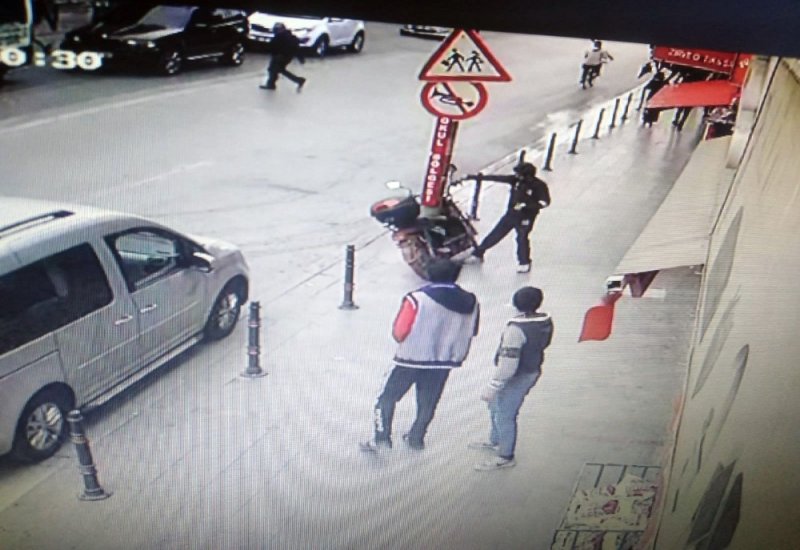 Güpegündüz Elektrikli Motosiklet Hırsızlığı Kamerada