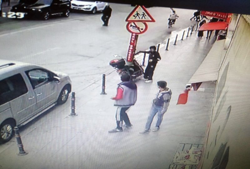 Güpegündüz Elektrikli Motosiklet Hırsızlığı Kamerada