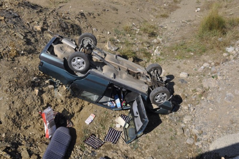 Otomobil Dere Yatağına Yuvarlandı: 3 Yaralı