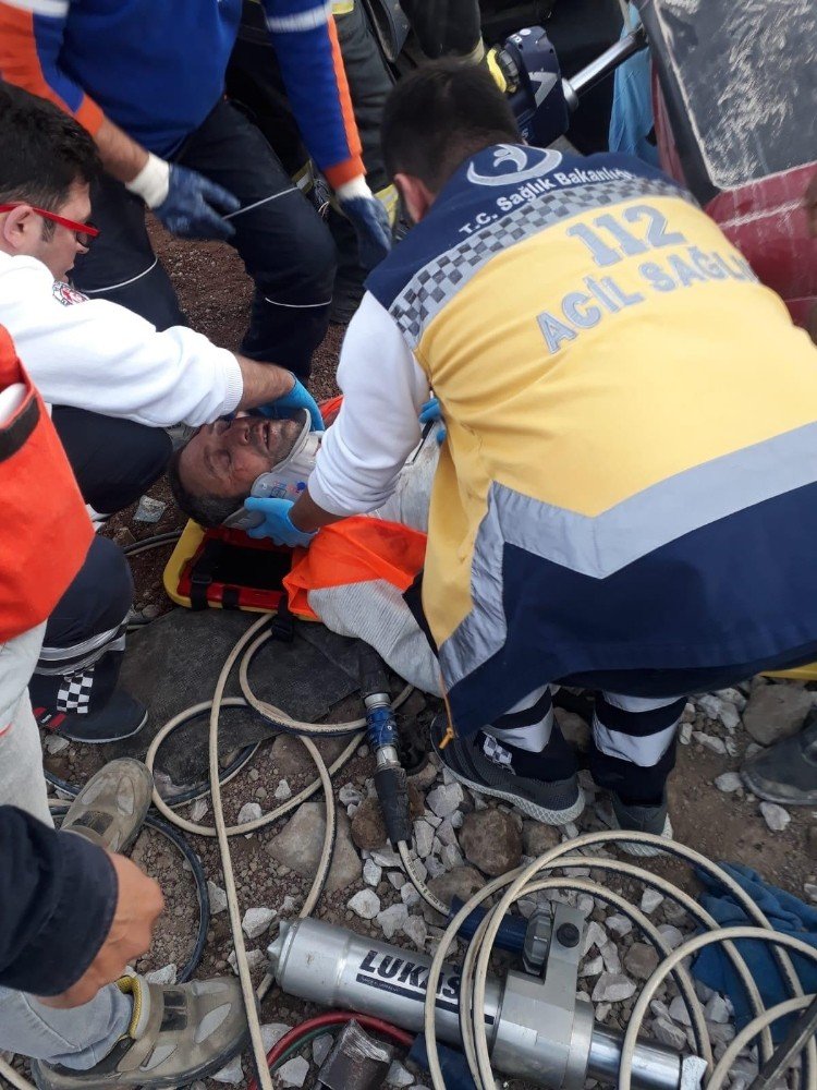 Devrilen Kamyonda Sıkışan Sürücüyü Afad Ve İtfaiye Kurtardı