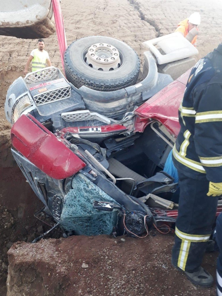 Devrilen Kamyonda Sıkışan Sürücüyü Afad Ve İtfaiye Kurtardı