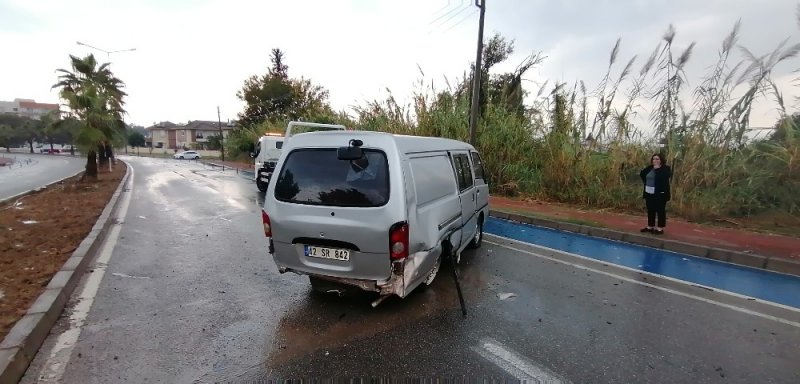 Takla Atarak Karşı Şeride Geçip Seyir Halindeki Kamyonete Çarptı: 1 Yaralı