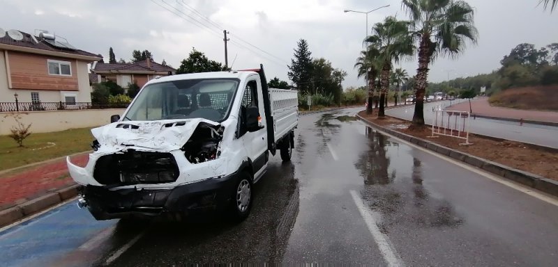 Takla Atarak Karşı Şeride Geçip Seyir Halindeki Kamyonete Çarptı: 1 Yaralı