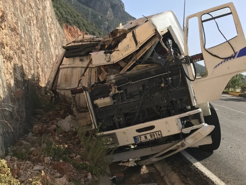 Kaş’ta Taş Yüklü Kamyon Devrildi: 1 Ölü
