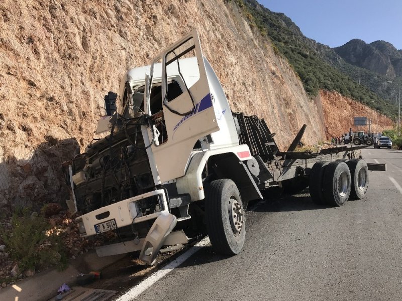 Kaş’ta Taş Yüklü Kamyon Devrildi: 1 Ölü