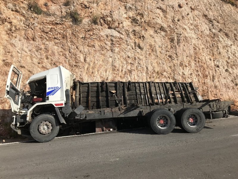 Kaş’ta Taş Yüklü Kamyon Devrildi: 1 Ölü