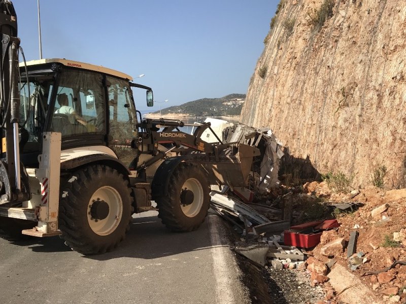 Kaş’ta Taş Yüklü Kamyon Devrildi: 1 Ölü