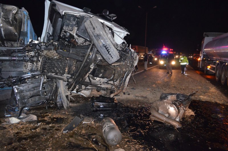 Konya'da İlaç Yüklü Tır Devrildi: 1 Yaralı