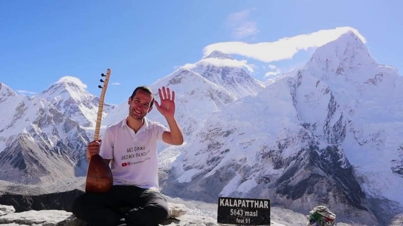 Karamanlı Genç, Kala Patthar Zirvesinde Saz Çalıp Türkü Söyledi