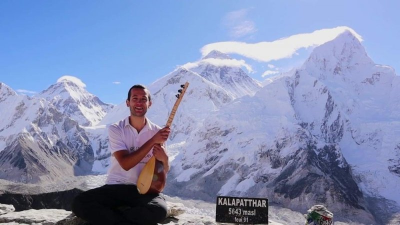 Karamanlı Genç, Kala Patthar Zirvesinde Saz Çalıp Türkü Söyledi