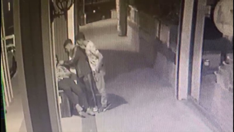 Hırsız Rahatlığıyla Pes Dedirtti, Hem Çaldı Hem Zorla Uzaklaştırıldı