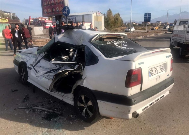 Aksaray'da Kamyon İle Otomobil Çarpıştı: 5 Yaralı