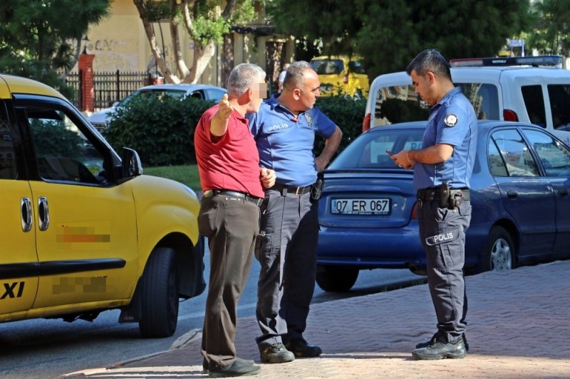 Antalya’da Taksici İle Gözü Yaşlı İranlı Turist Tartışması