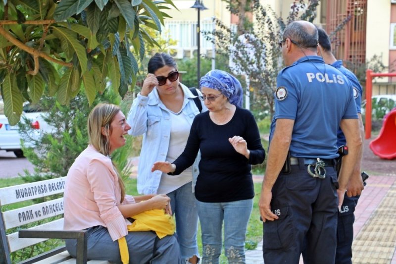 Antalya’da Taksici İle Gözü Yaşlı İranlı Turist Tartışması