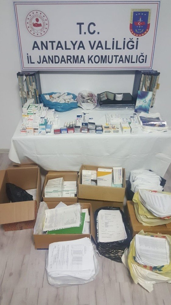 Para Karşılığı Uyuşturucu Hap Satan Ve Turistlere Sahte Rapor Düzenleyen Doktor Yakalandı