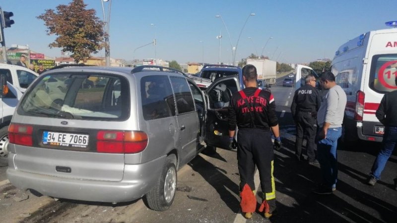 Kayseri’de 4 Aracın Karıştığı Zincirleme Trafik Kazası: 5 Yaralı