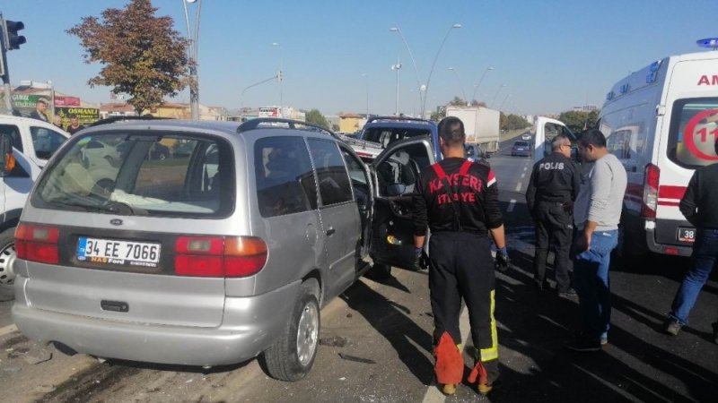 Kayseri’de 4 Aracın Karıştığı Zincirleme Trafik Kazası: 5 Yaralı