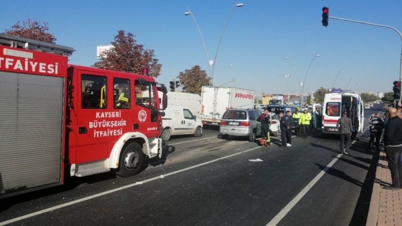 Kayseri’de 4 Aracın Karıştığı Zincirleme Trafik Kazası: 5 Yaralı