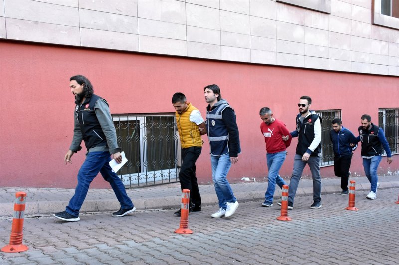 Uyuşturucu Zanlıları Kovalamaca Sonucu Yakalandı