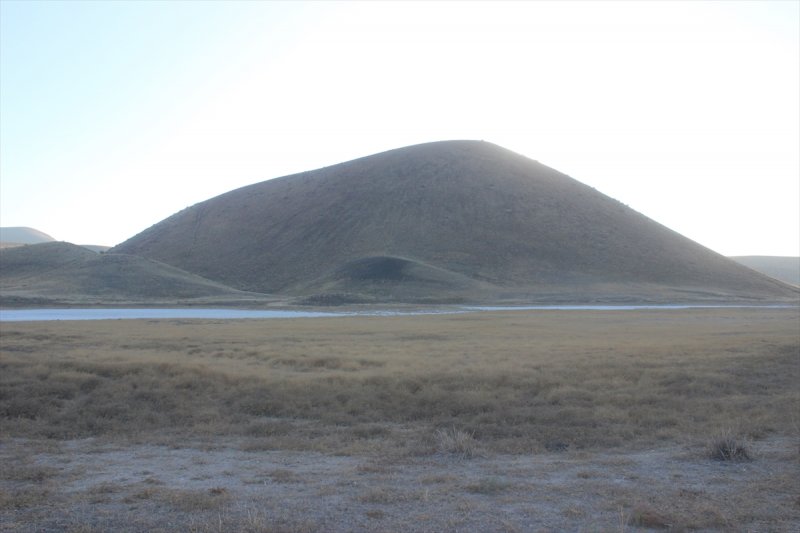 Kuruyan Meke Gölü'nde Su Yerine Ot Manzarası