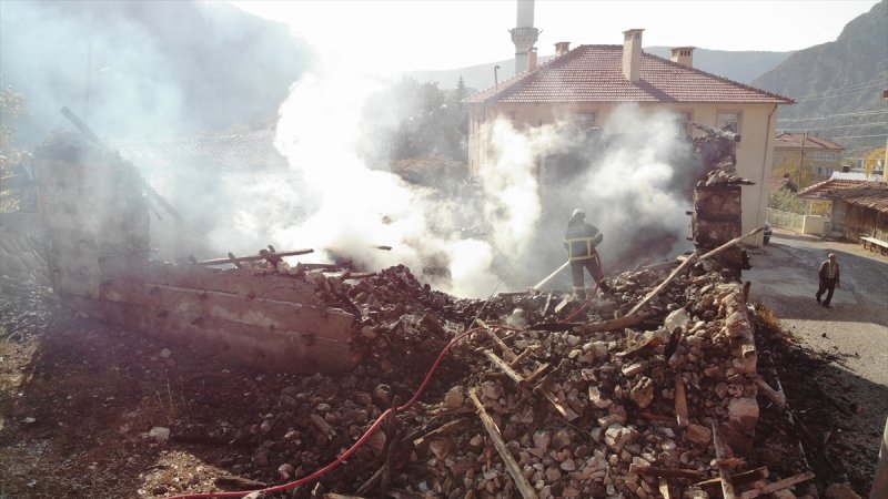 Akseki'de Tarihi Düğmeli Evde Yangın Çıktı