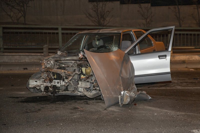 Babasının Otomobilini Kaçıran Genç Kaza Yaptı
