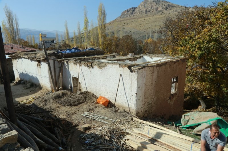 Halkapınar'da Evin Çatısı Çöktü