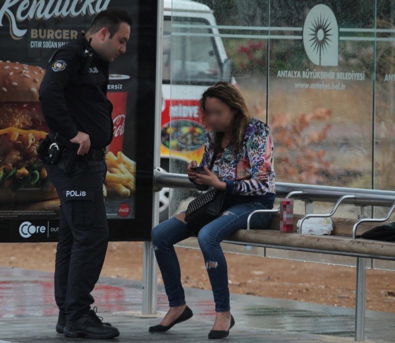 Antalya’da Aşırı Alkollü Rus Kadına Polis Yardımı