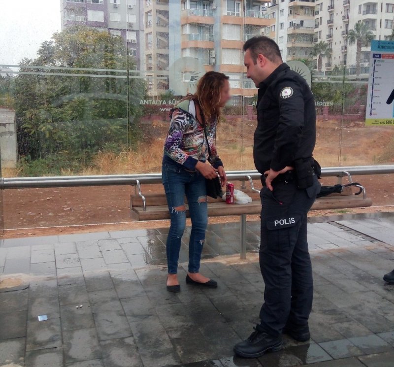Antalya’da Aşırı Alkollü Rus Kadına Polis Yardımı