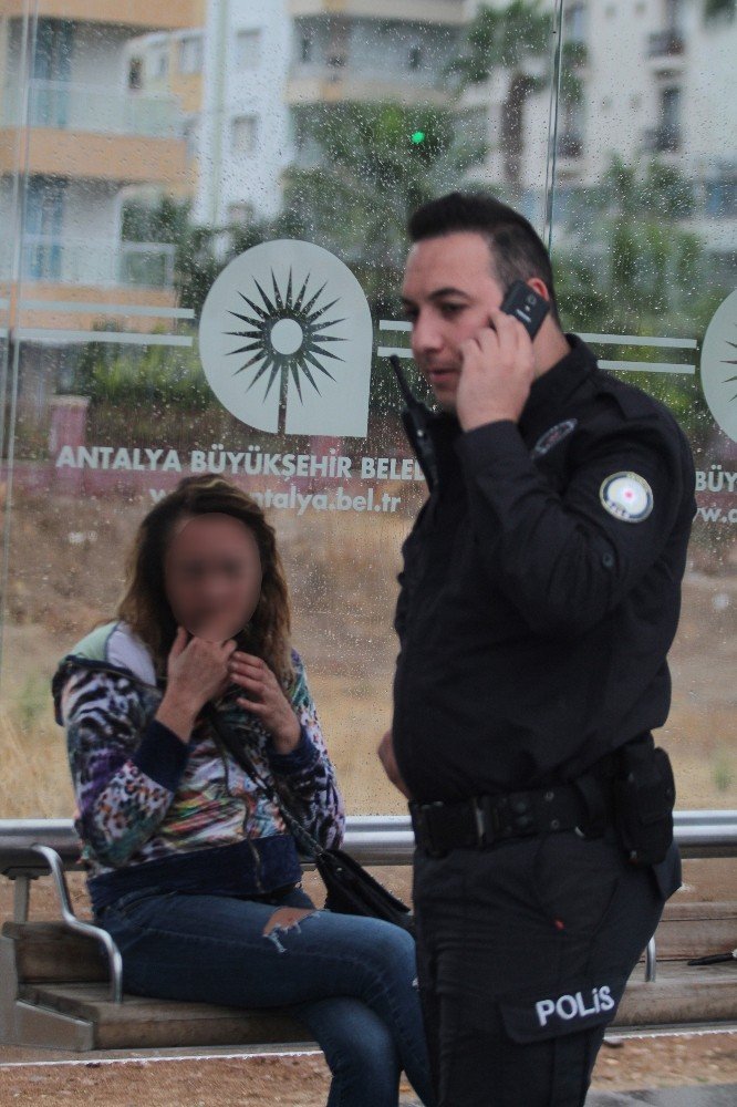 Antalya’da Aşırı Alkollü Rus Kadına Polis Yardımı
