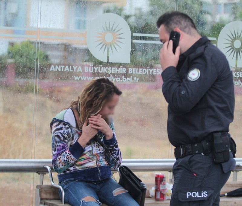 Antalya’da Aşırı Alkollü Rus Kadına Polis Yardımı