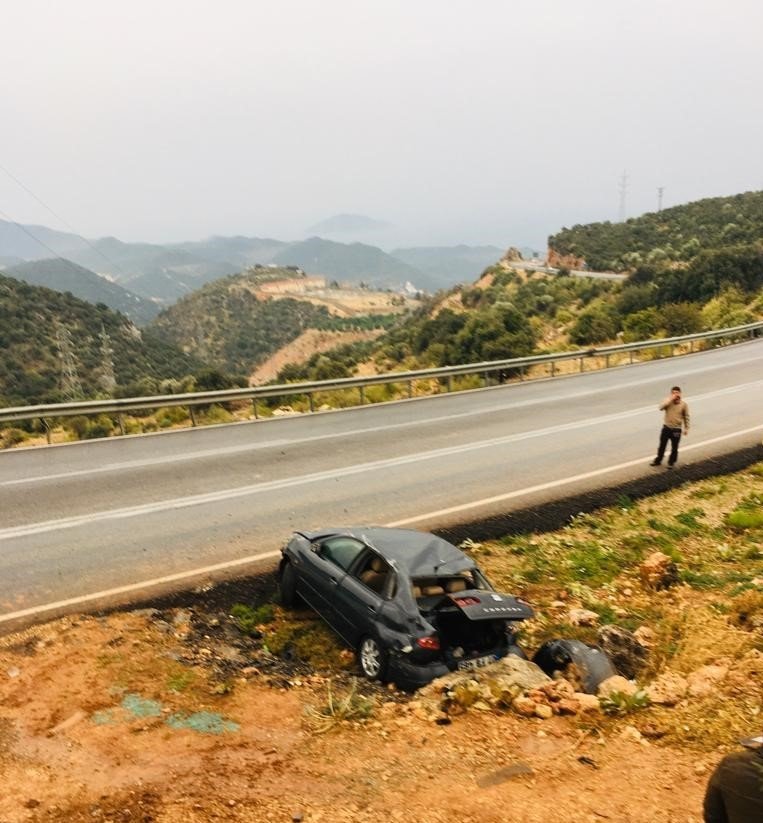 Kaygan Yolda Otomobil Takla Attı: 1 Yaralı