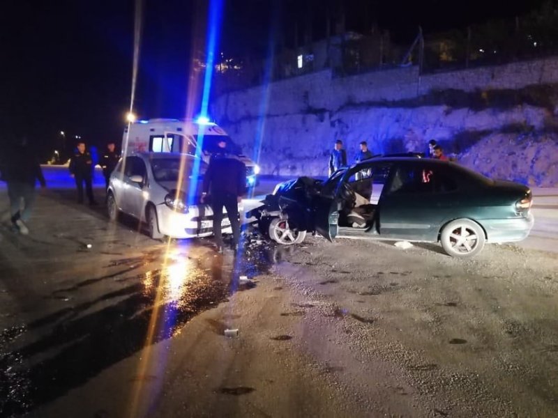 Ermenek'te İki Otomobil Kafa Kafaya Çarpıştı