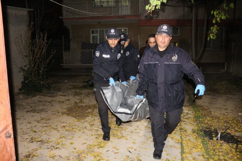 Tartıştığı 20 Yaşındaki Karısını Döverek Öldürdü