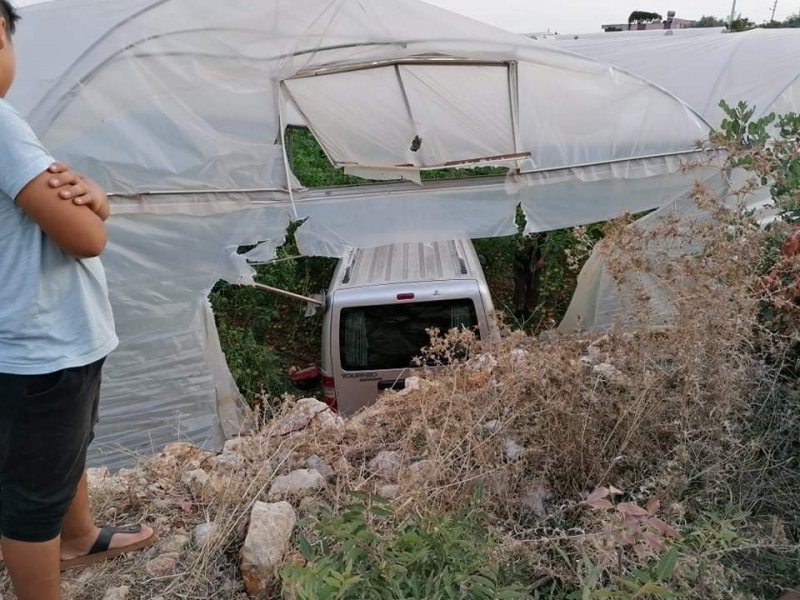 Hafif Ticari Araç Domates Serasına Düştü