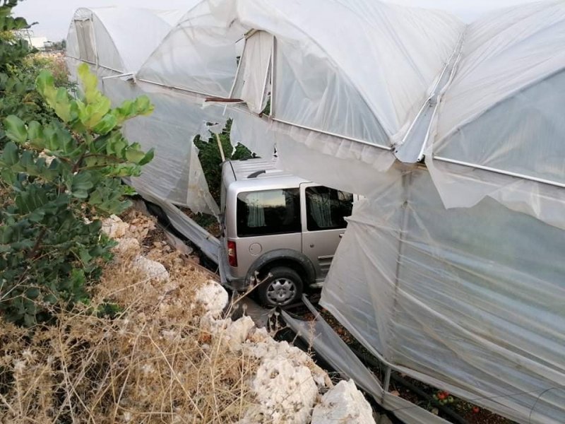 Hafif Ticari Araç Domates Serasına Düştü