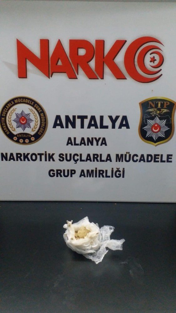 Alanya’da Eroini Yere Atıp Kaçmaya Çalışan Şüpheli Yakalandı