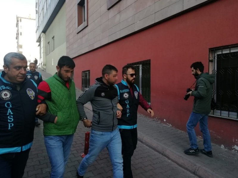 Maske Takarak Girdikleri Bağ Evinden 10 Bin Lira Gasp Eden 4 Kişi Yakalandı