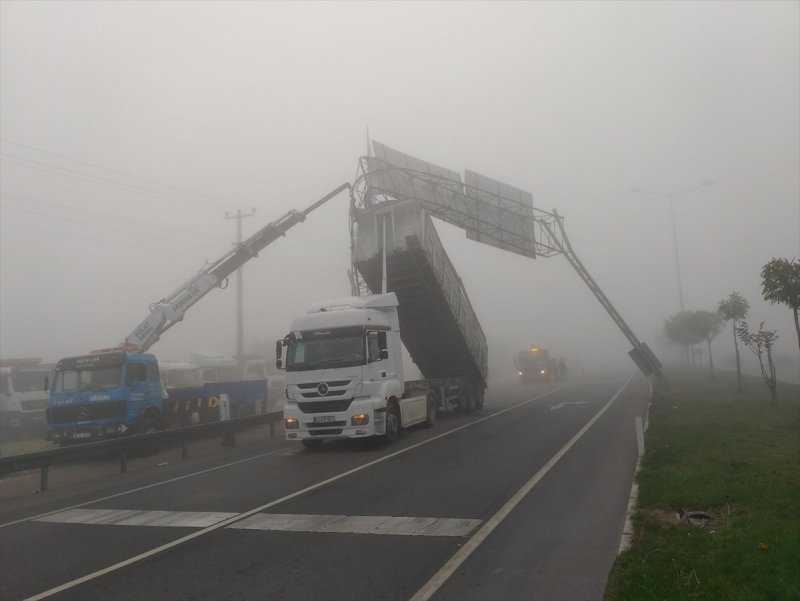 Tırın Havada Giden Dorsesi Tabelaya Takıldı