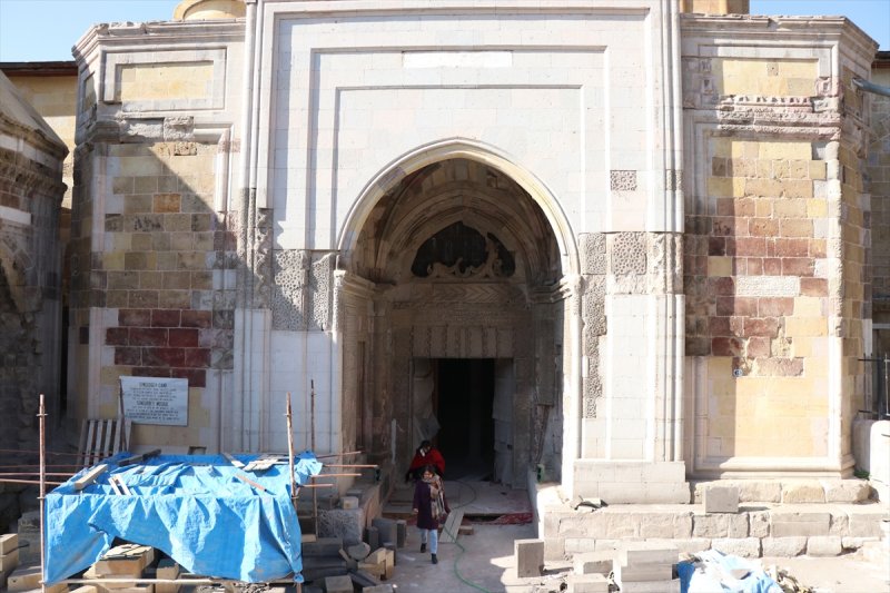Tarihi Sungurbey Camisi'nin Restorasyonu Sürüyor