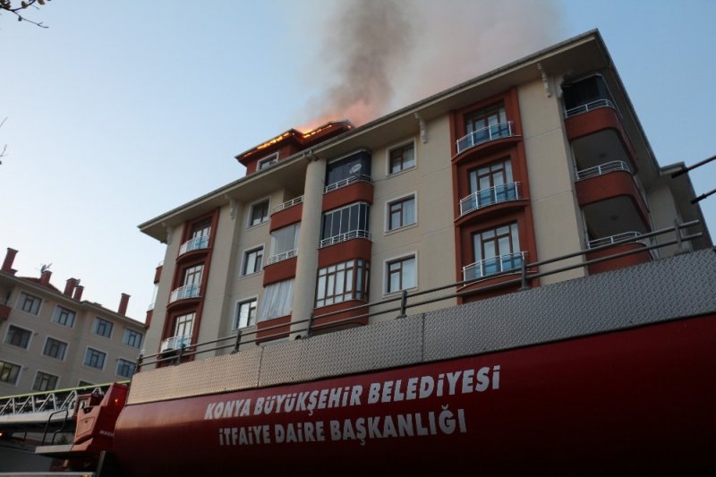 Binanın Çatısı Alev Alev Yandı