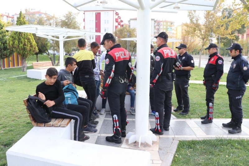 Aksaray'da Öğrenciler Derste, Polis Devriyede