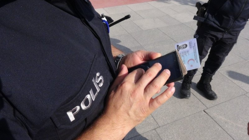 Aksaray'da Öğrenciler Derste, Polis Devriyede