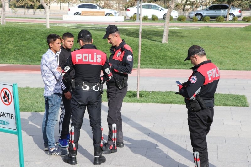 Aksaray'da Öğrenciler Derste, Polis Devriyede