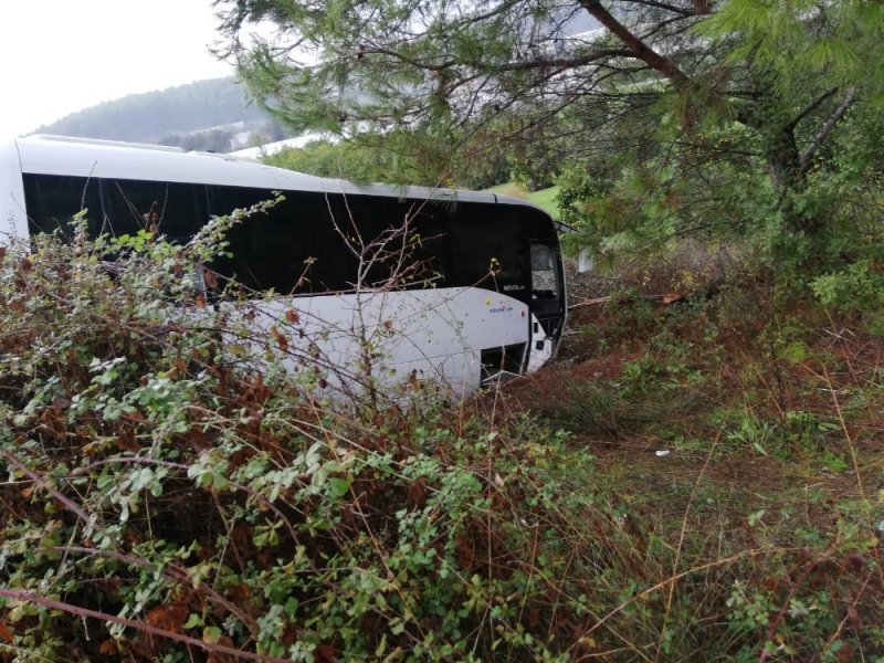 Turistleri Taşıyan Otobüs Şarampole Düştü